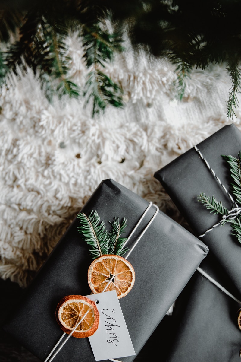 Photo par Cassidy Dickens black leather bifold wallet on white textile